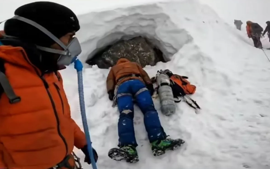 Vì sao Vùng Tử Thần trên Everest lại khiến não bộ và cơ thể con người dần tự hủy diệt ngay cả khi đang thở bình oxy?- Ảnh 2.