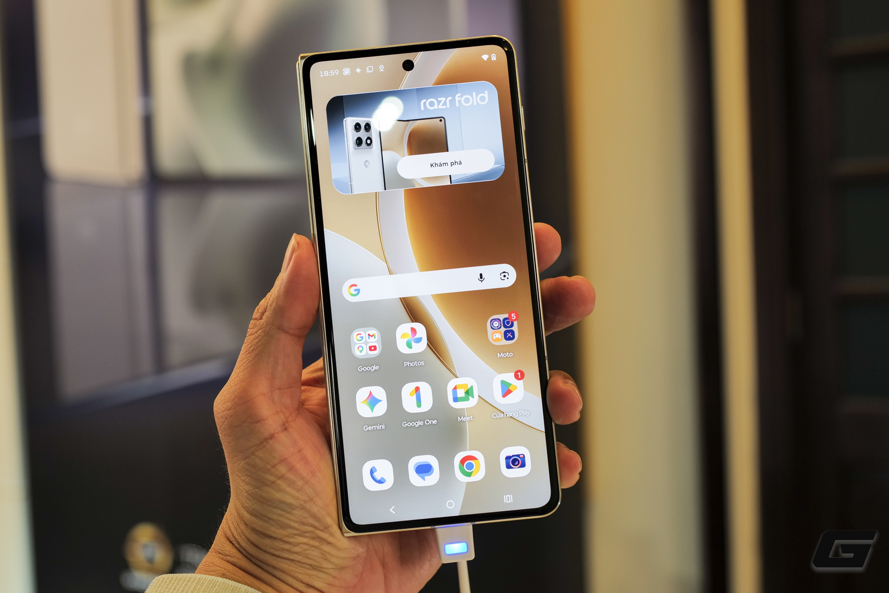 Gallery - Motorola Razr Fold ra mắt Việt Nam: 50 triệu đồng cho tham vọng chen chân vào cuộc chơi smartphone gập cao cấp - image 2