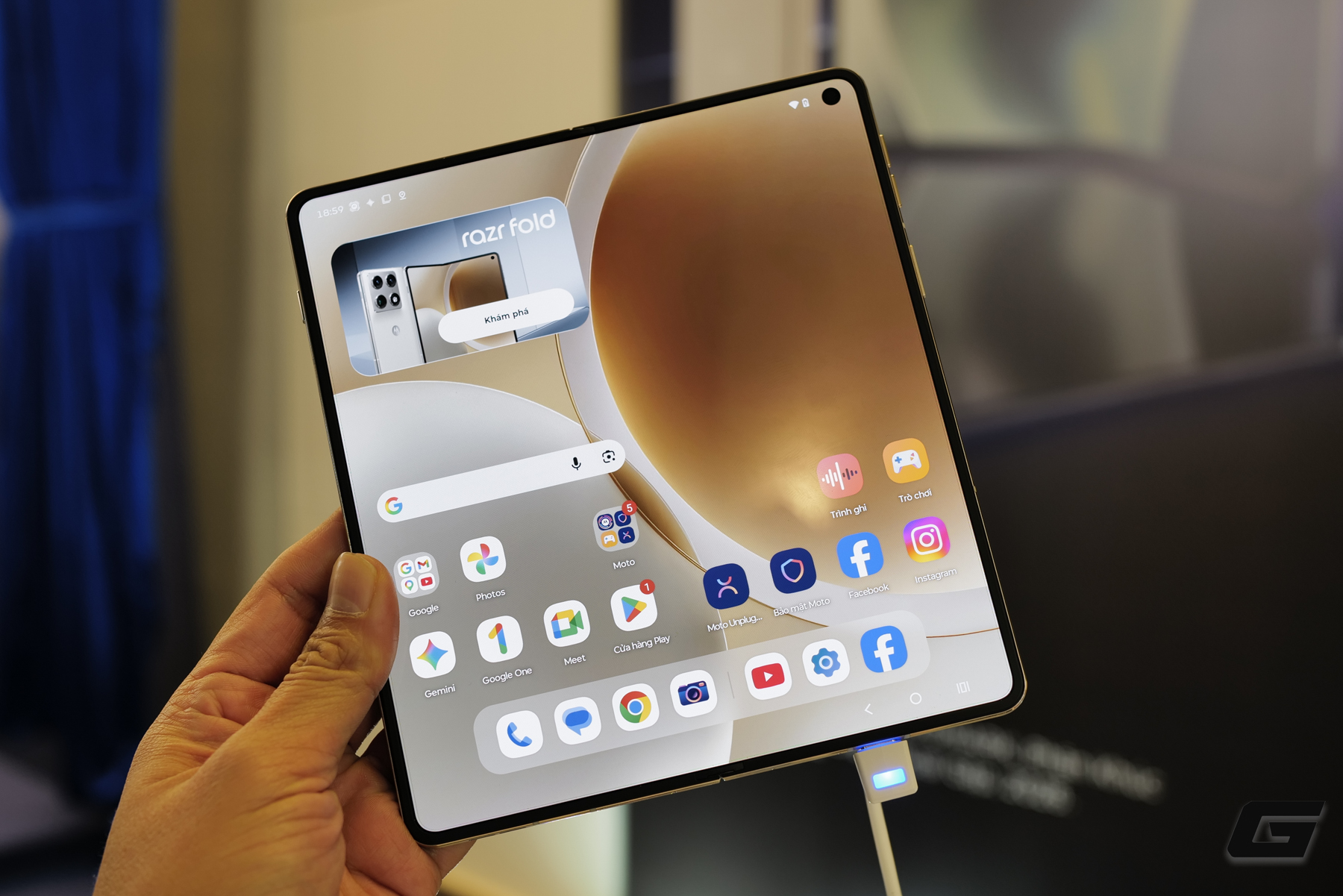 Gallery - Motorola Razr Fold ra mắt Việt Nam: 50 triệu đồng cho tham vọng chen chân vào cuộc chơi smartphone gập cao cấp - image 3