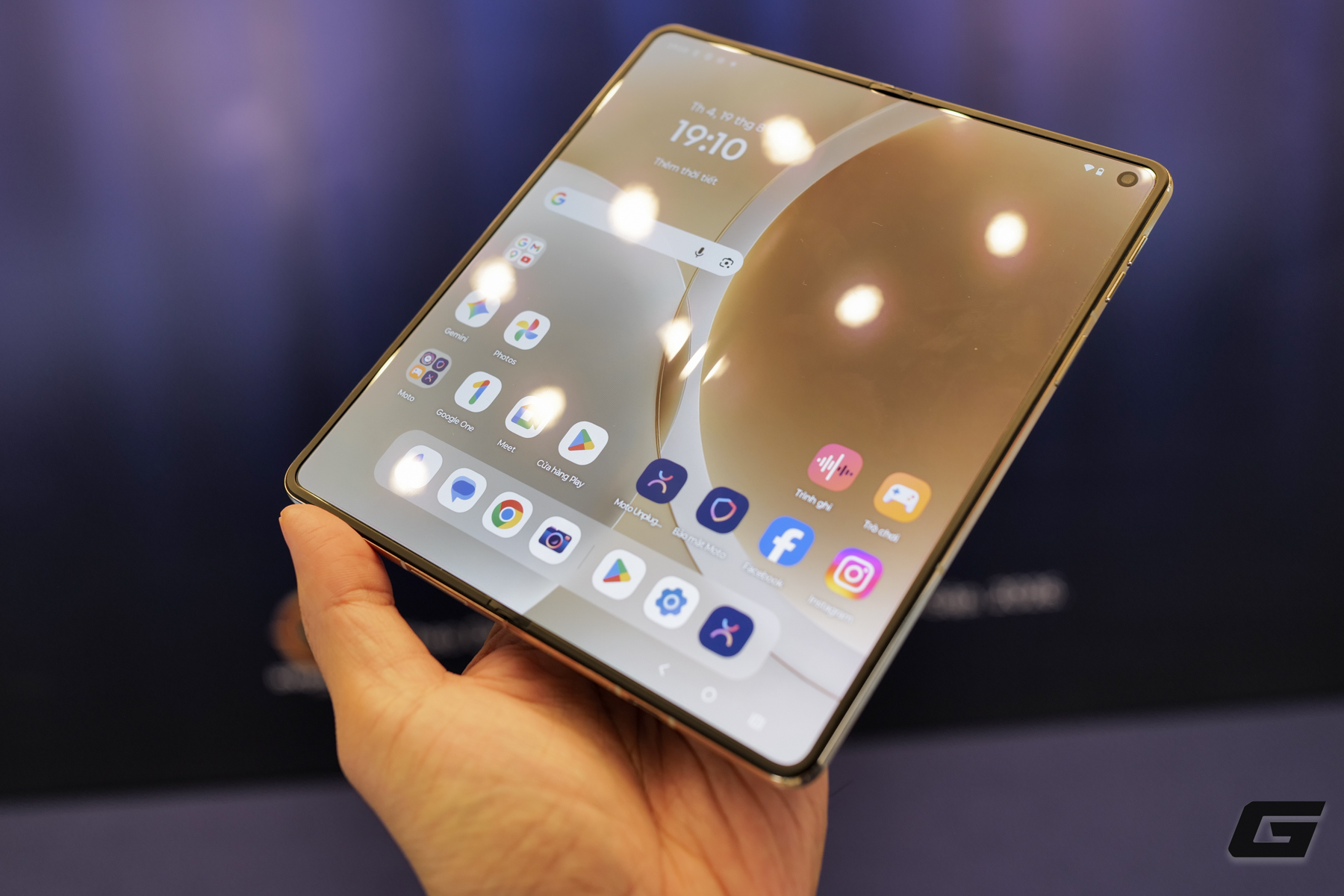 Gallery - Motorola Razr Fold ra mắt Việt Nam: 50 triệu đồng cho tham vọng chen chân vào cuộc chơi smartphone gập cao cấp - image 17