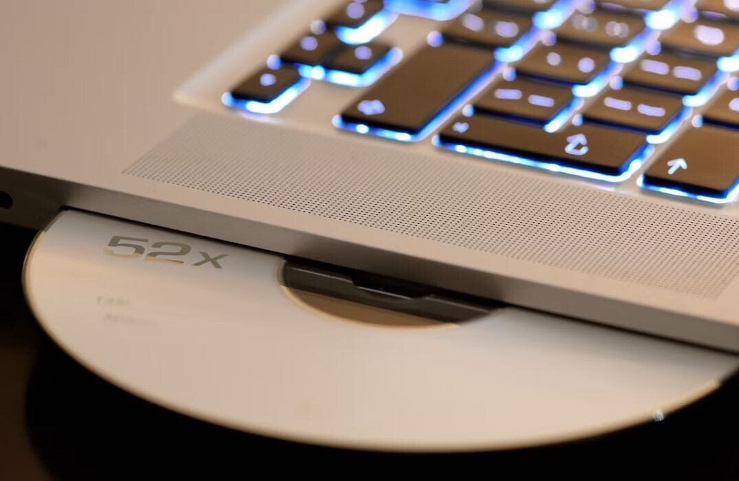 Cả thế giới cảm thấy "như bị lừa": Một loạt đĩa CD, DVD tốn tiền mua về bắt đầu hỏng h&agrave;ng loạt, mất sạch dữ liệu - Ảnh 1.