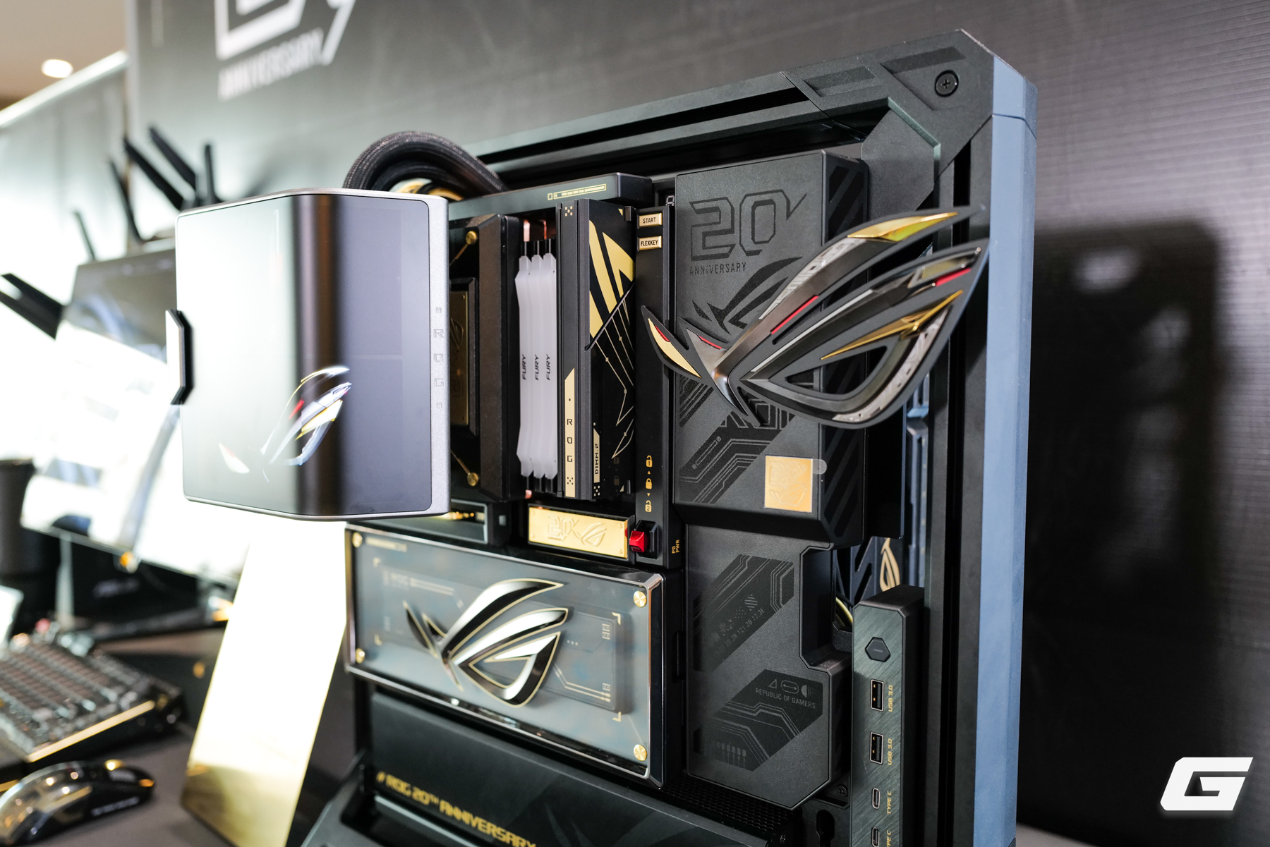 Gallery - ASUS tung loạt linh kiện phiên bản kỷ niệm 20 năm: Đã có giá tại Việt Nam, ráp cả bộ chỉ hơn... 500 triệu - image 7