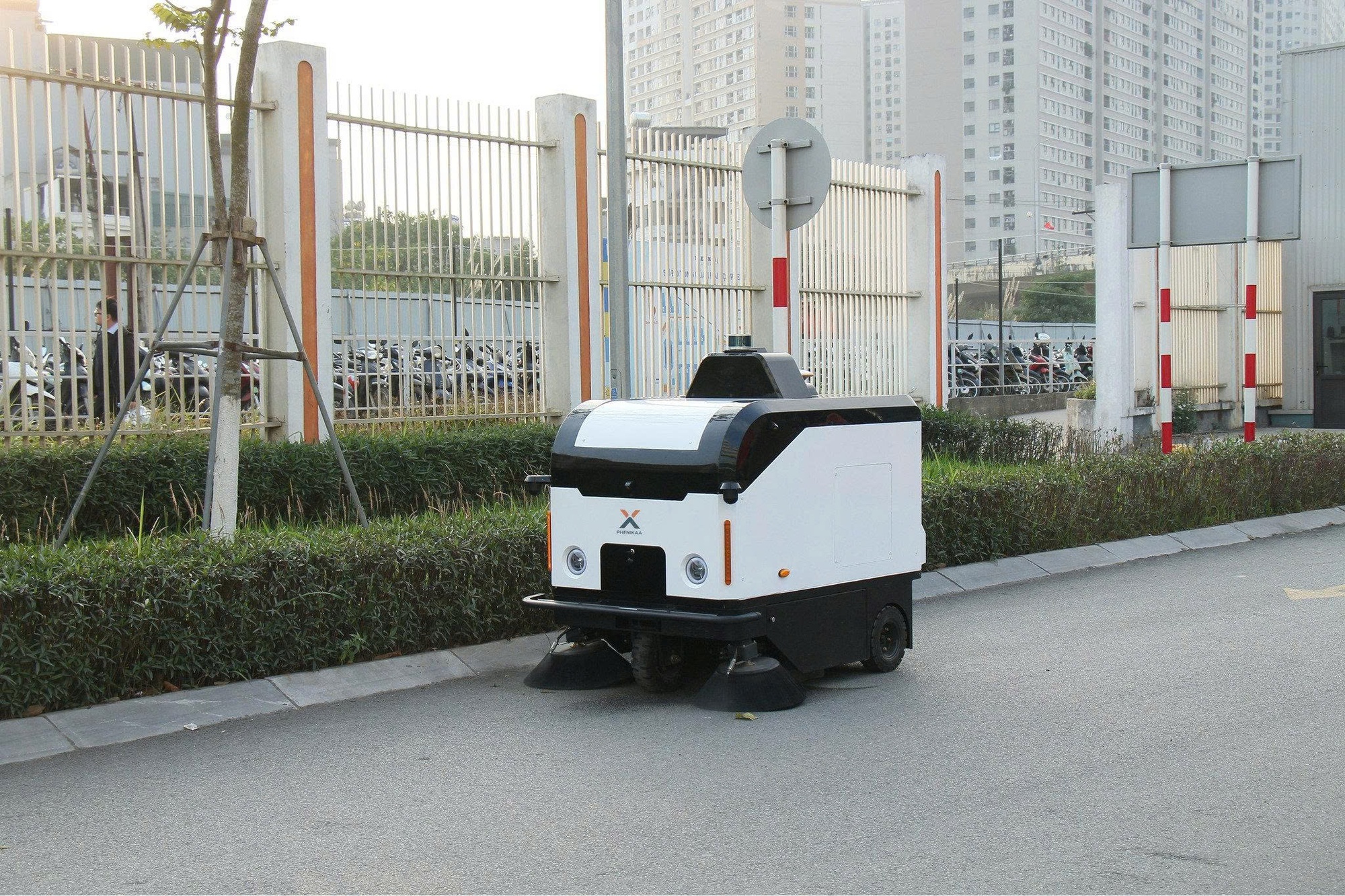 H&agrave; Nội thử nghiệm xe bu&yacute;t tự h&agrave;nh, Robot giao h&agrave;ng, Taxi tự l&aacute;i- Ảnh 1.