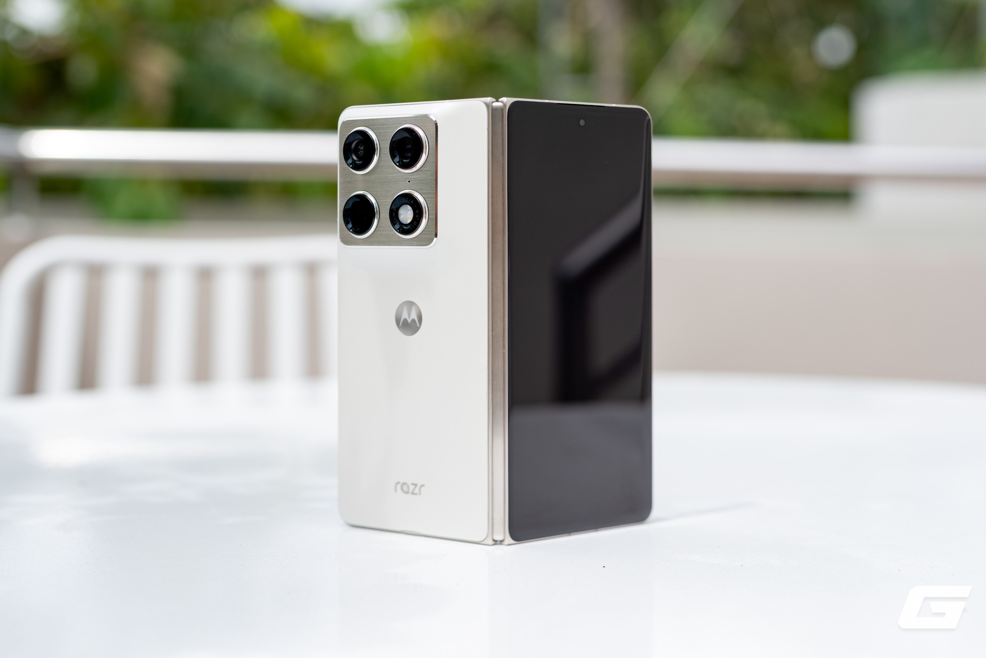 Cận cảnh Motorola Razr Fold: Kẻ đến sau nhưng kh&ocirc;ng hề tỏ ra d&egrave; dặt- Ảnh 1.
