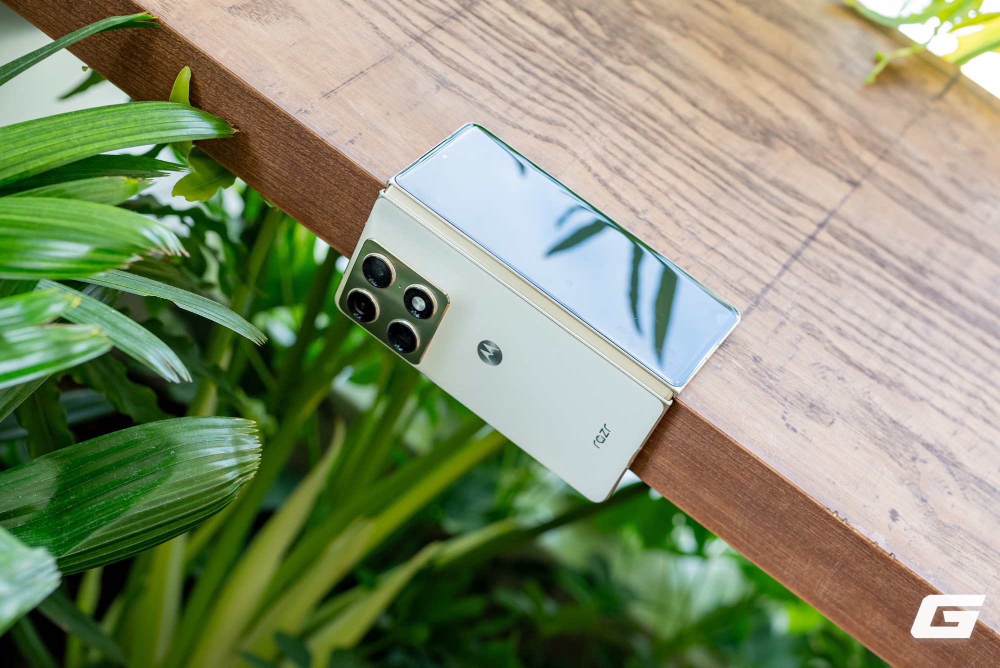 Cận cảnh Motorola Razr Fold: Kẻ đến sau nhưng kh&ocirc;ng hề tỏ ra d&egrave; dặt- Ảnh 13.