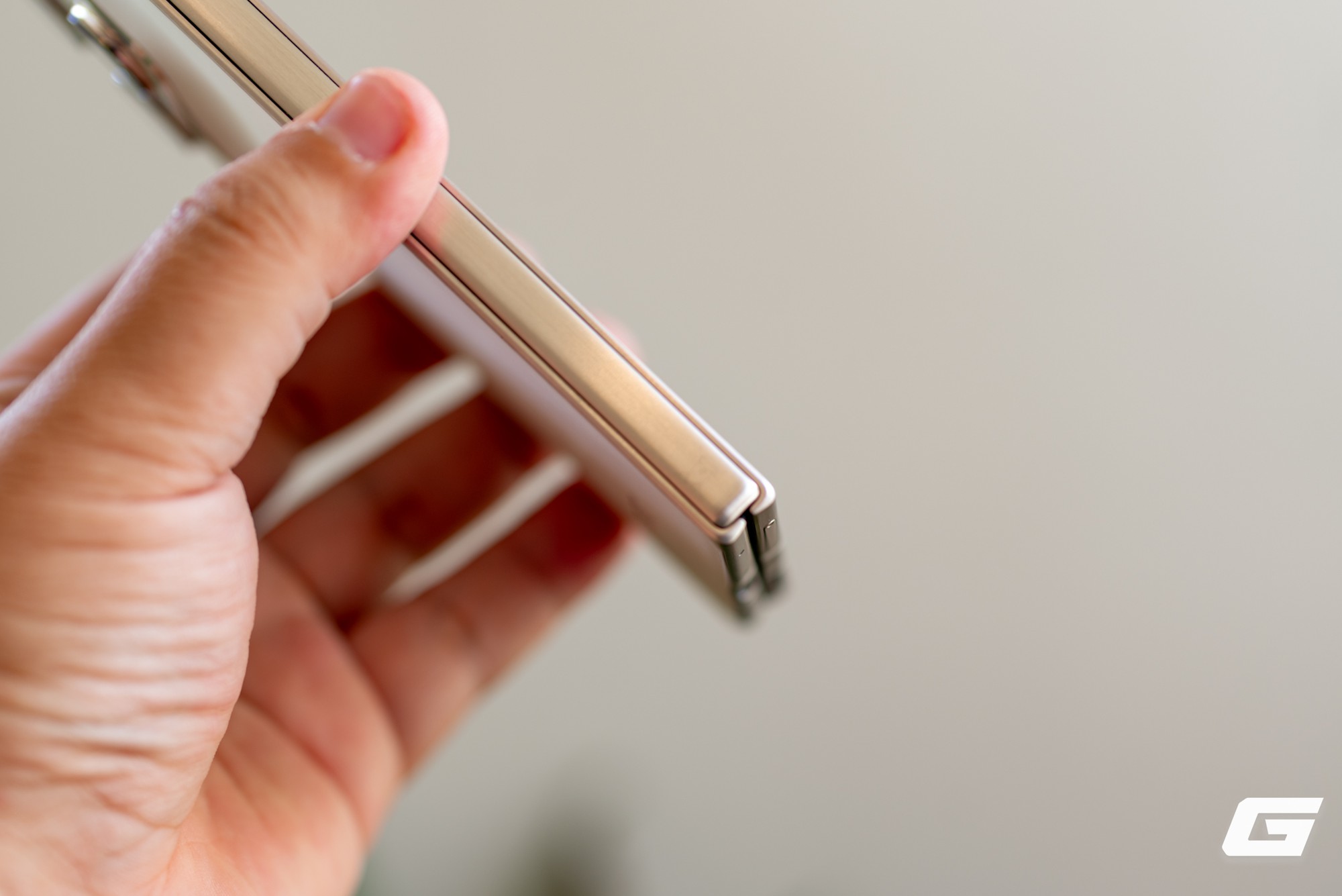 Cận cảnh Motorola Razr Fold: Kẻ đến sau nhưng kh&ocirc;ng hề tỏ ra d&egrave; dặt- Ảnh 10.