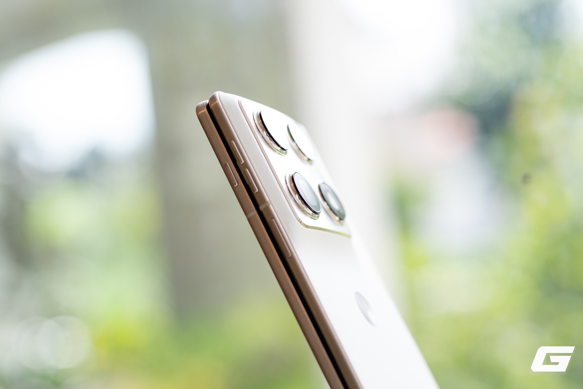 Cận cảnh Motorola Razr Fold: Kẻ đến sau nhưng kh&ocirc;ng hề tỏ ra d&egrave; dặt- Ảnh 6.