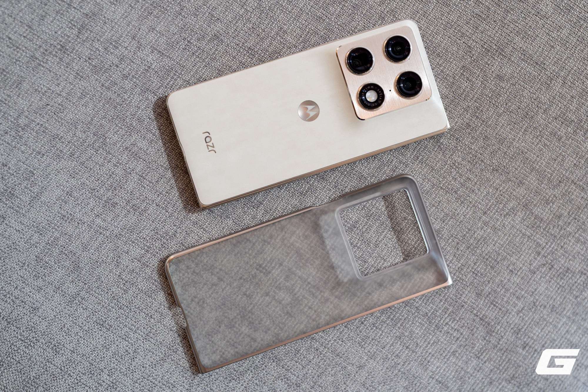 Cận cảnh Motorola Razr Fold: Kẻ đến sau nhưng kh&ocirc;ng hề tỏ ra d&egrave; dặt- Ảnh 35.