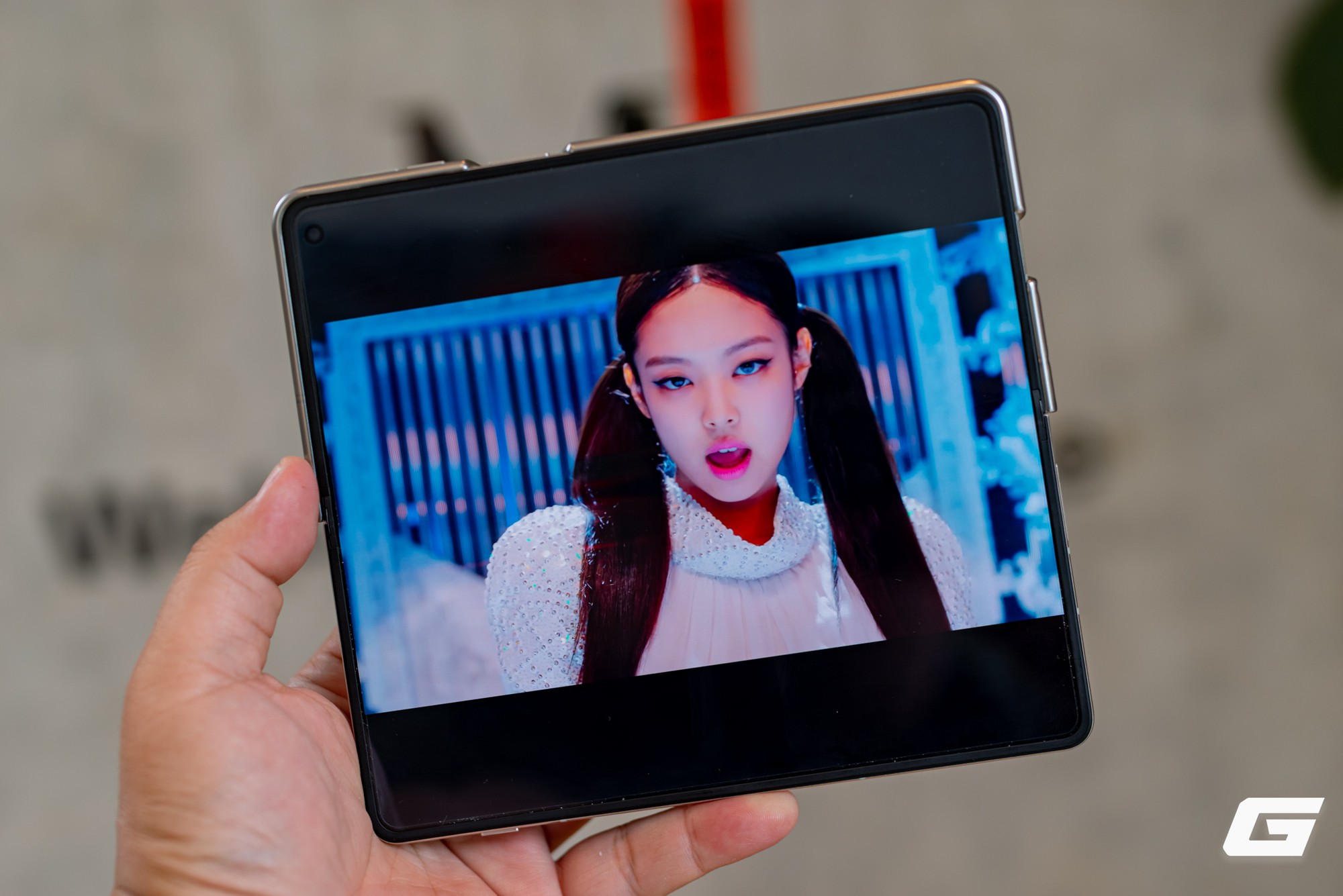 Cận cảnh Motorola Razr Fold: Kẻ đến sau nhưng kh&ocirc;ng hề tỏ ra d&egrave; dặt- Ảnh 21.