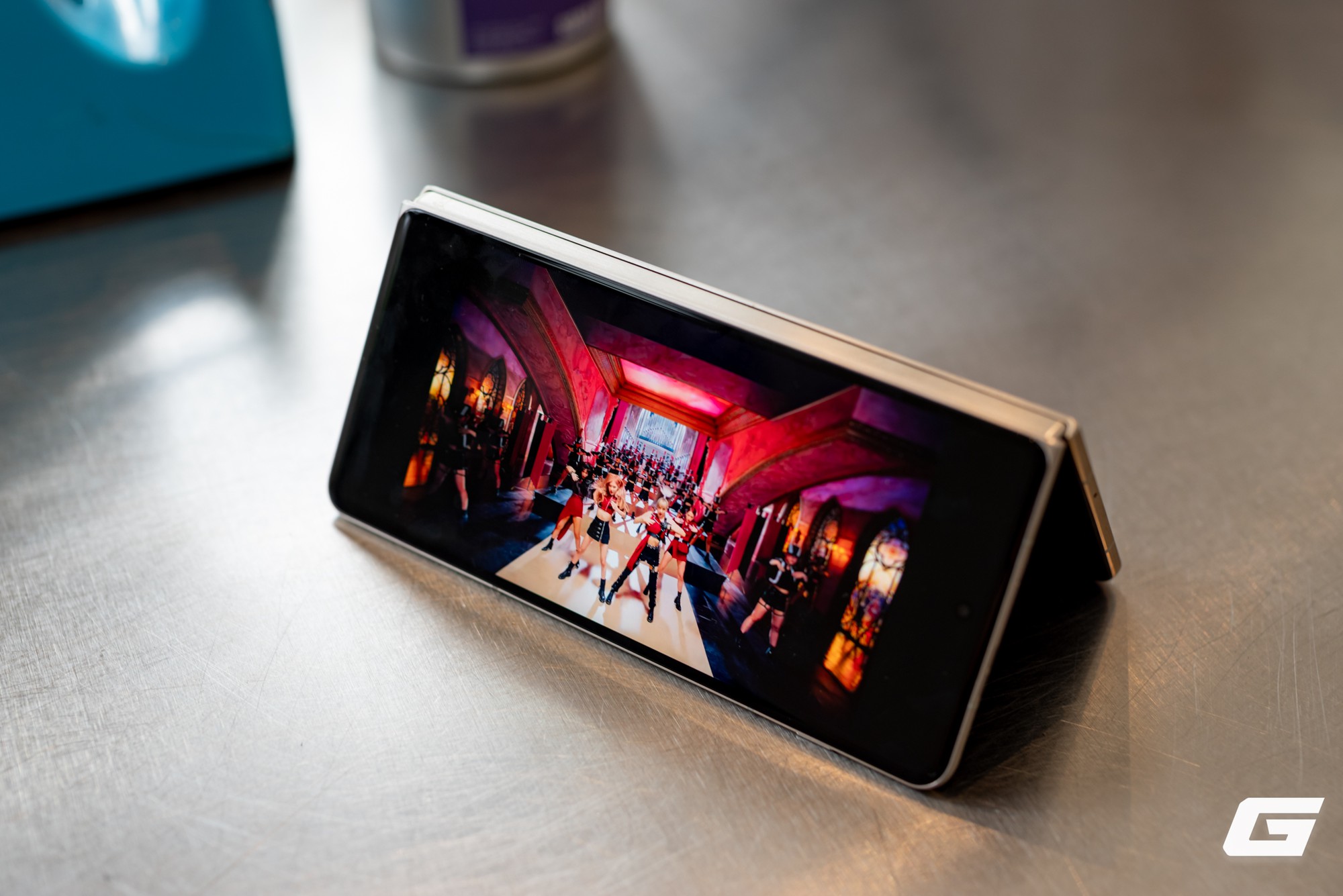 Cận cảnh Motorola Razr Fold: Kẻ đến sau nhưng kh&ocirc;ng hề tỏ ra d&egrave; dặt- Ảnh 22.