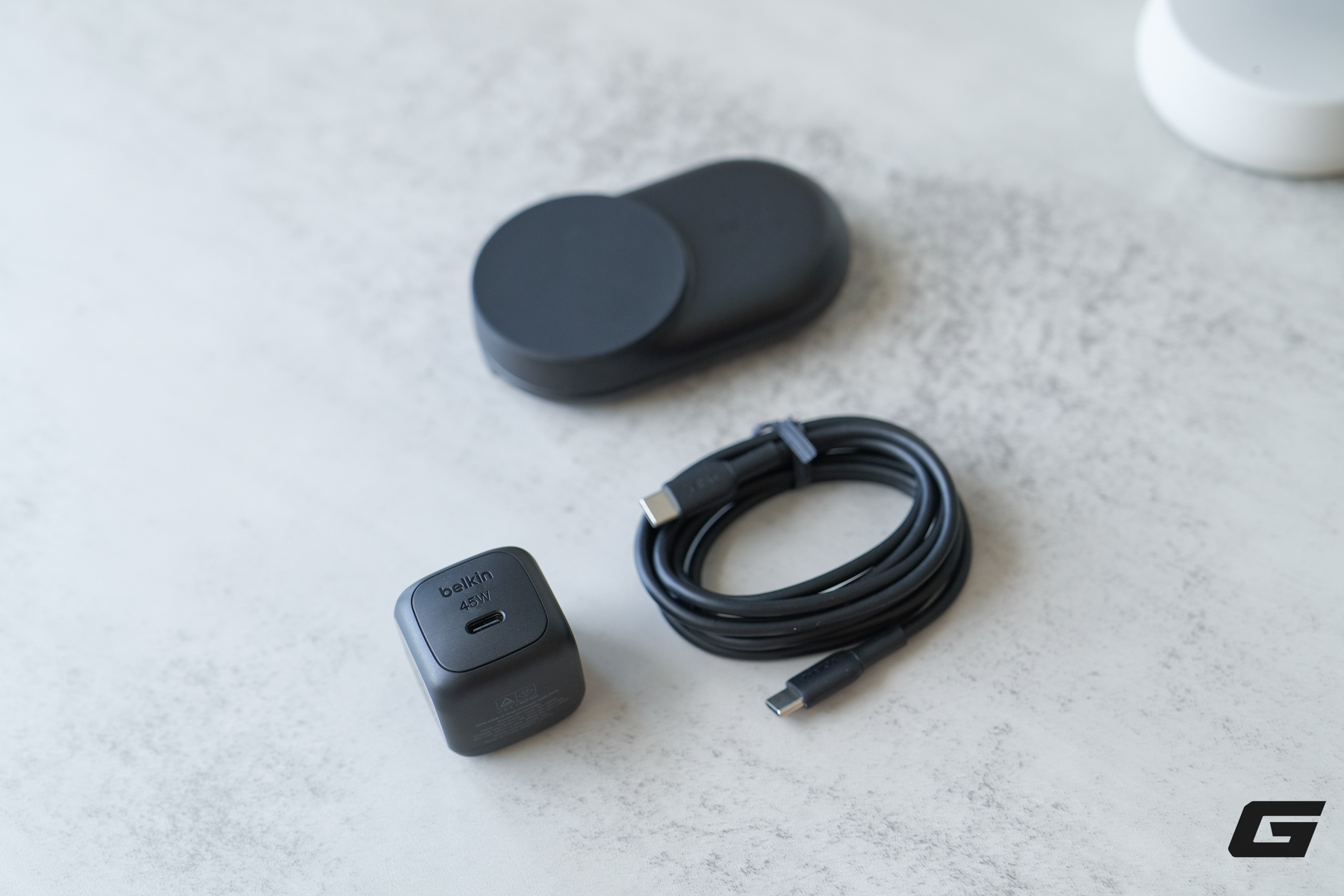 Tr&ecirc;n tay bộ đ&ocirc;i Belkin UltraCharge &ldquo;c&acirc;n&rdquo; cả bộ ba nh&agrave; T&aacute;o: c&aacute;i th&igrave; gập gọn cho du lịch, c&aacute;i lại c&oacute; tản nhiệt m&aacute;t rượi c&agrave;y phim v&ocirc; tư - Ảnh 4.