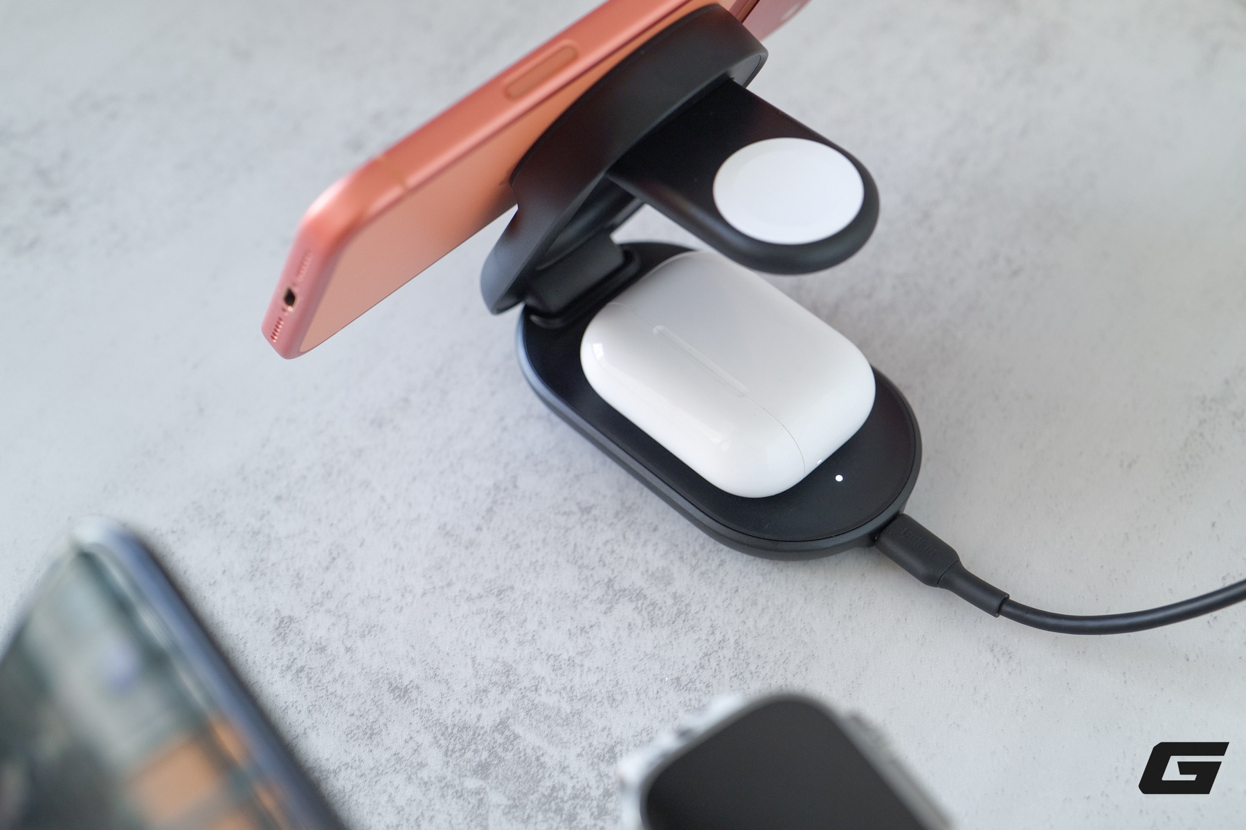 Tr&ecirc;n tay bộ đ&ocirc;i Belkin UltraCharge &ldquo;c&acirc;n&rdquo; cả bộ ba nh&agrave; T&aacute;o: c&aacute;i th&igrave; gập gọn cho du lịch, c&aacute;i lại c&oacute; tản nhiệt m&aacute;t rượi c&agrave;y phim v&ocirc; tư - Ảnh 7.