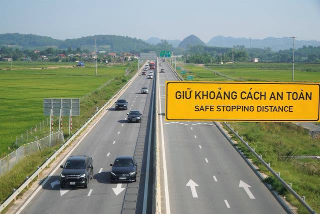 Cục Cảnh s&aacute;t Giao th&ocirc;ng nhắc nhở to&agrave;n bộ người d&acirc;n lỗi thường gặp khi đi tr&ecirc;n cao tốc, c&oacute; thể bị phạt tới 22 triệu đồng, trừ 10 điểm GPLX - Ảnh 2.