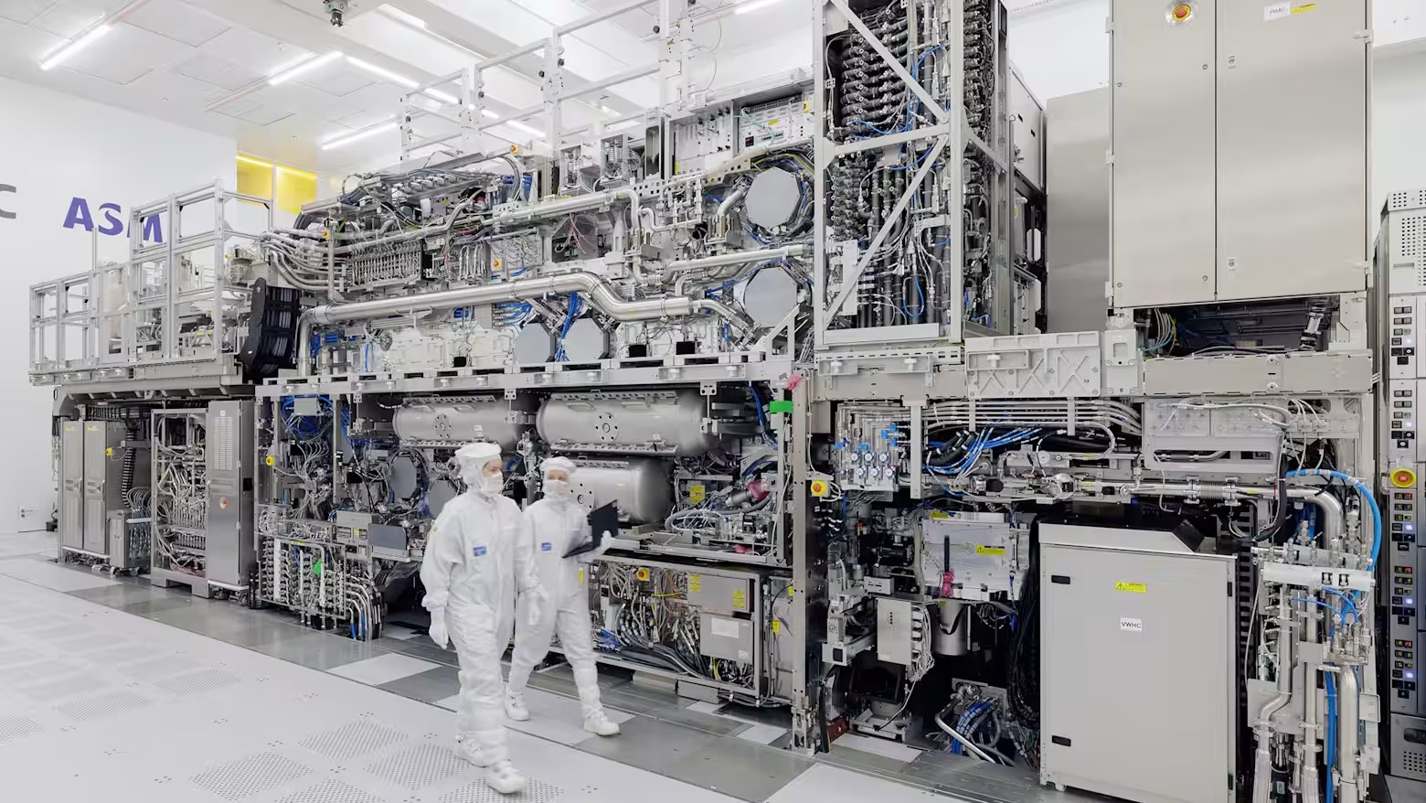 TSMC, Samsung, Intel 'đặt cược' tương lai v&agrave;o một cỗ m&aacute;y nặng 150 tấn, gi&aacute; tương đương một chiếc Boeing 777 - Ảnh 1.