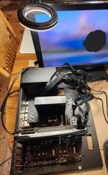 Mua mainboard hỏng gi&aacute; 20 USD tr&ecirc;n eBay, người d&ugrave;ng nhận "m&oacute;n qu&agrave;" kh&oacute; tin khi cắm điện - Ảnh 2.