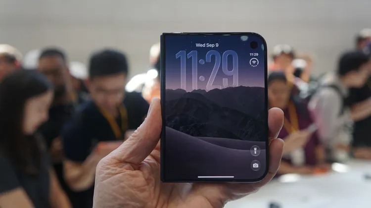 Ngắm cận cảnh iPhone Duo giá trăm triệu, gập mở êm ái, mỏng dính sang xịn- Ảnh 7.