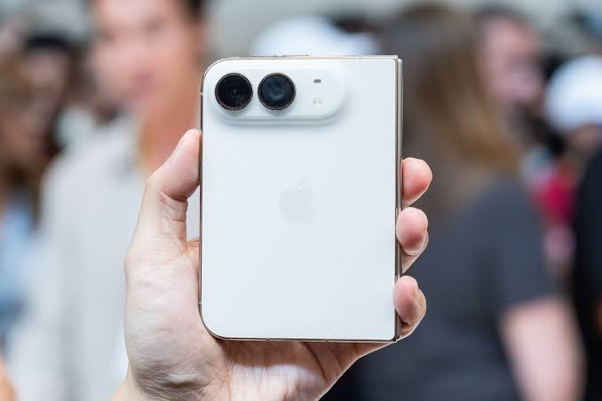 Ngắm cận cảnh iPhone Duo giá trăm triệu, gập mở êm ái, mỏng dính sang xịn- Ảnh 12.