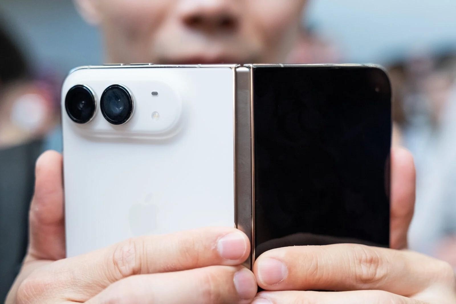 Ngắm cận cảnh iPhone Duo giá trăm triệu, gập mở êm ái, mỏng dính sang xịn- Ảnh 5.