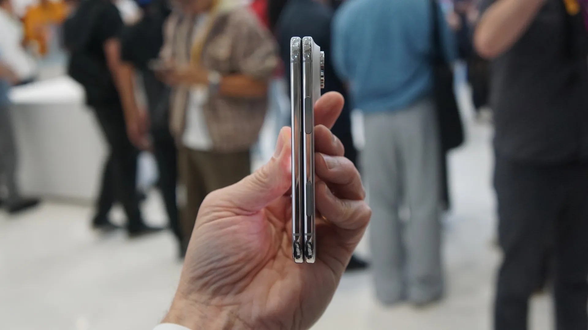 Ngắm cận cảnh iPhone Duo giá trăm triệu, gập mở êm ái, mỏng dính sang xịn- Ảnh 6.