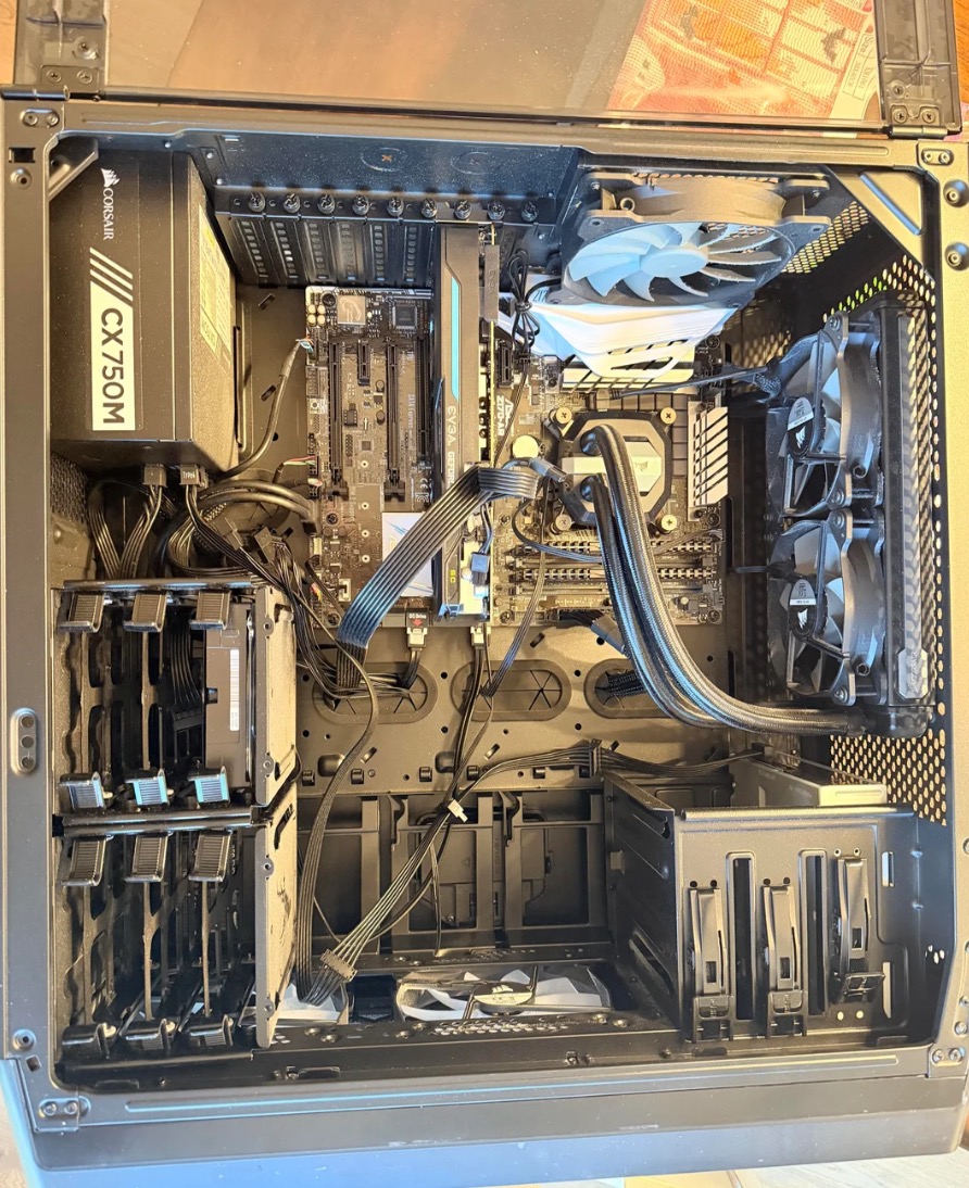Chăm lục b&atilde;i r&aacute;c mỗi tuần, thanh ni&ecirc;n nhặt đủ linh kiện dựng m&aacute;y chủ, hồi sinh cả laptop gaming - Ảnh 3.
