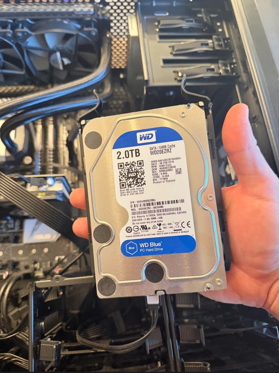 Chăm lục b&atilde;i r&aacute;c mỗi tuần, thanh ni&ecirc;n nhặt đủ linh kiện dựng m&aacute;y chủ, hồi sinh cả laptop gaming - Ảnh 5.