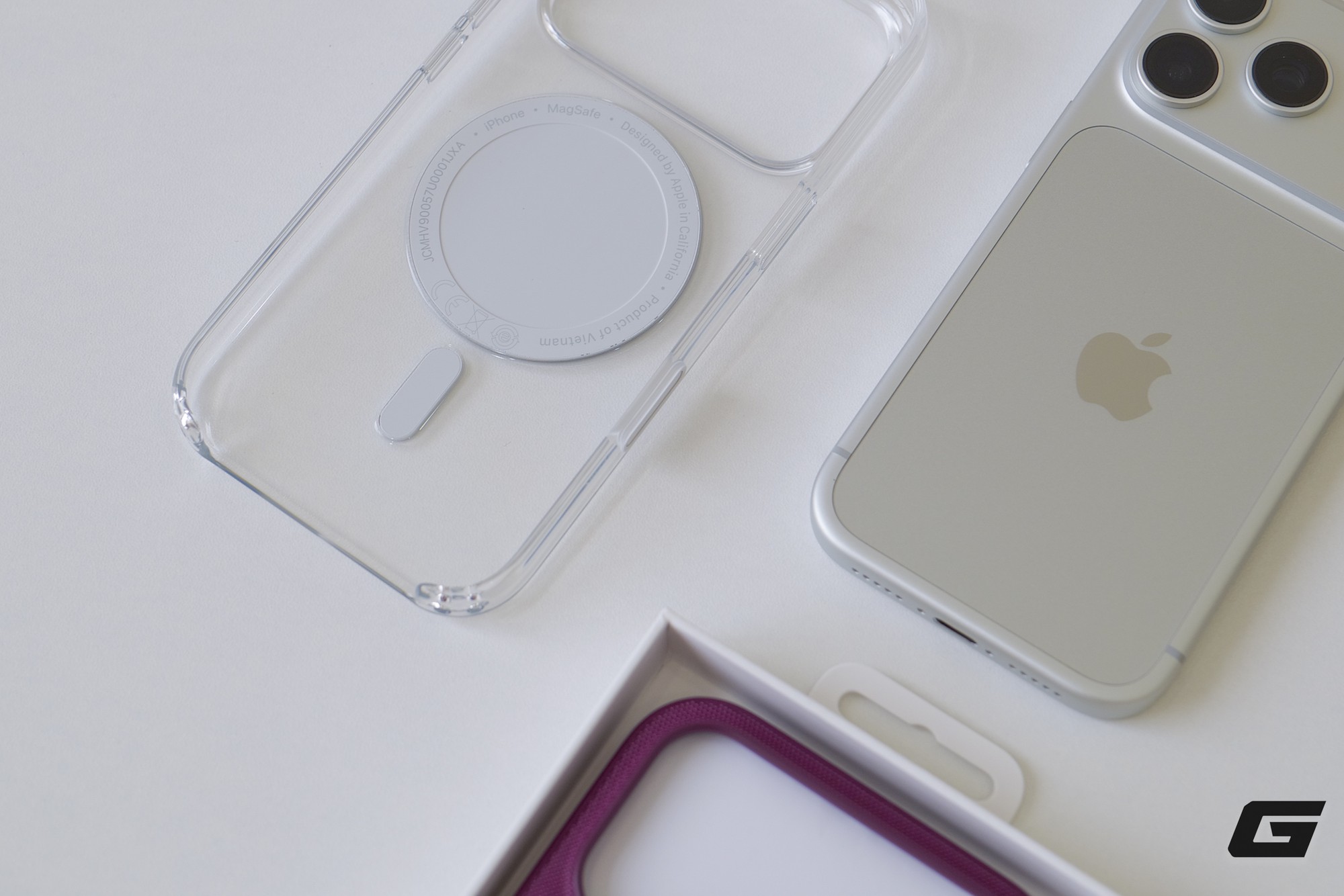 Mở hộp phụ kiện ch&iacute;nh h&atilde;ng cho iPhone 18 Pro tại Việt Nam: Ốp trong suốt đổi thiết kế, th&ecirc;m d&acirc;y đeo cổ tay mới - Ảnh 4.