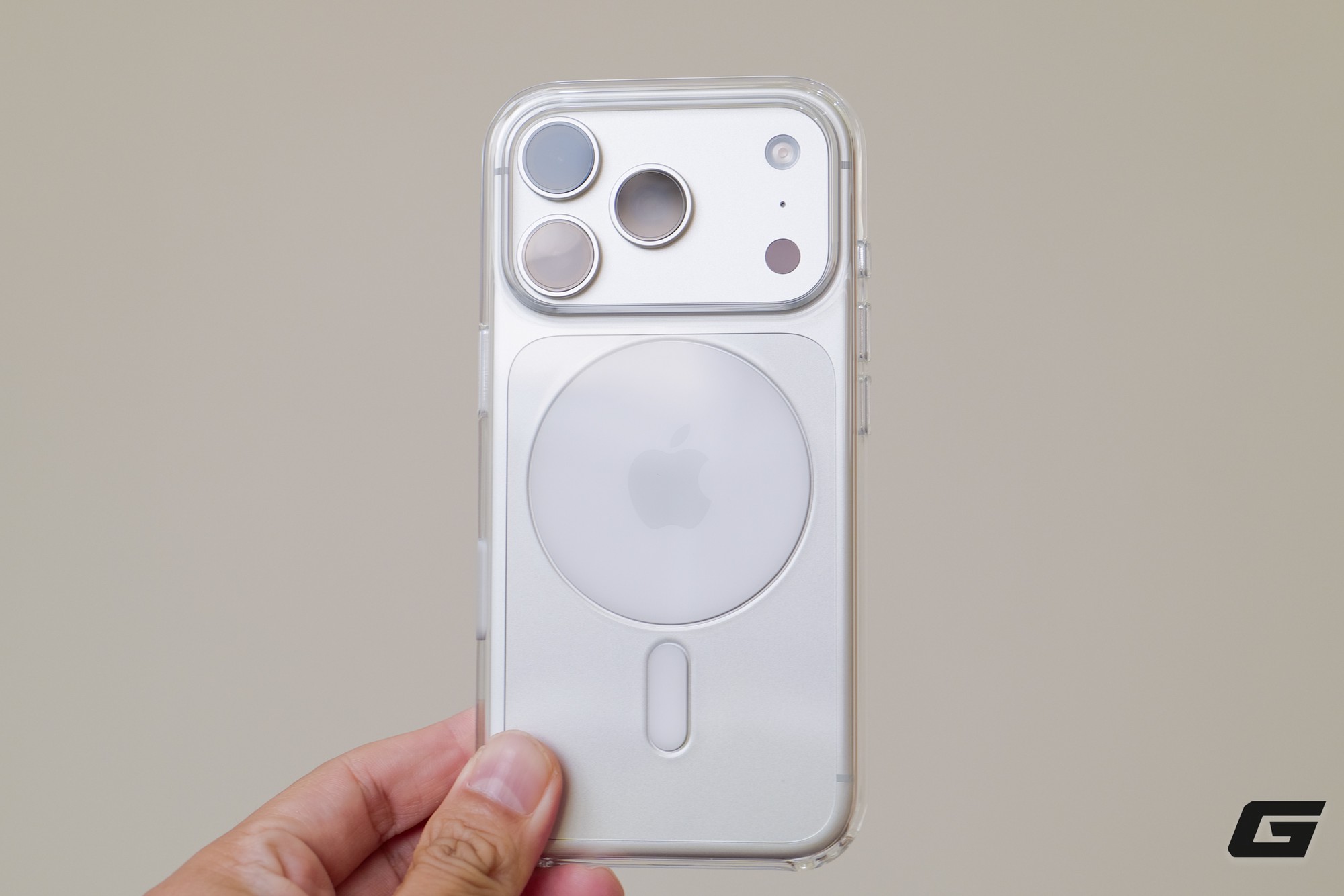 Mở hộp phụ kiện ch&iacute;nh h&atilde;ng cho iPhone 18 Pro tại Việt Nam: Ốp trong suốt đổi thiết kế, th&ecirc;m d&acirc;y đeo cổ tay mới - Ảnh 5.