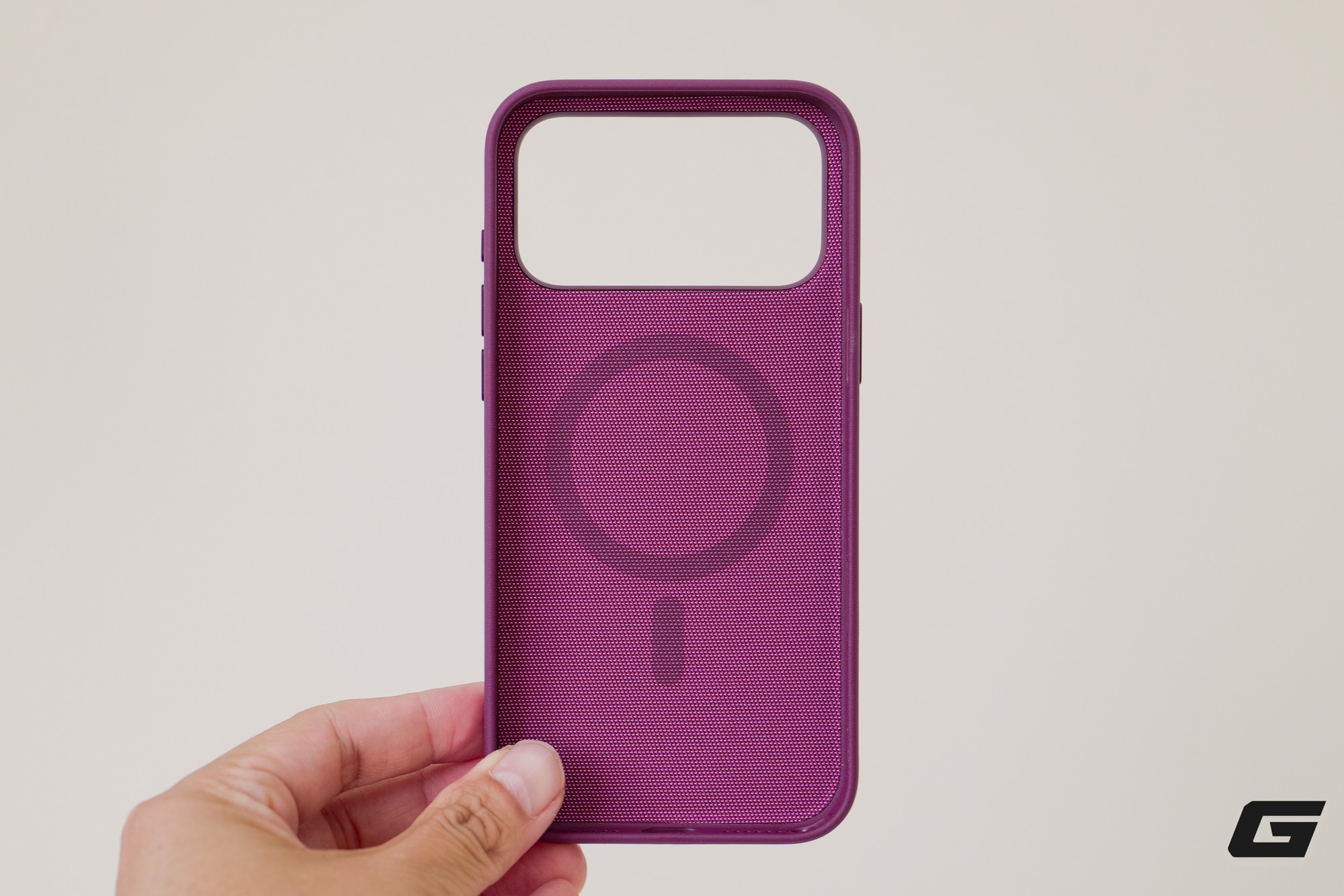 Mở hộp phụ kiện ch&iacute;nh h&atilde;ng cho iPhone 18 Pro tại Việt Nam: Ốp trong suốt đổi thiết kế, th&ecirc;m d&acirc;y đeo cổ tay mới - Ảnh 6.