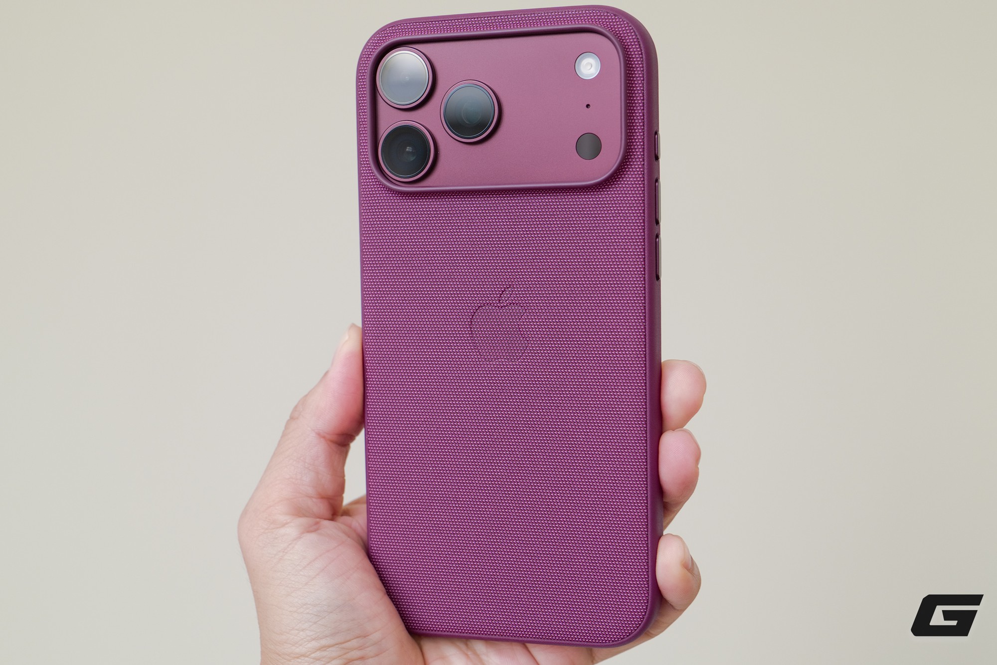 Mở hộp phụ kiện ch&iacute;nh h&atilde;ng cho iPhone 18 Pro tại Việt Nam: Ốp trong suốt đổi thiết kế, th&ecirc;m d&acirc;y đeo cổ tay mới - Ảnh 7.