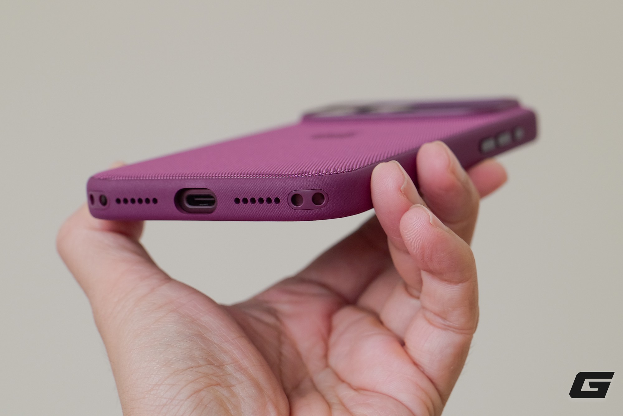 Mở hộp phụ kiện ch&iacute;nh h&atilde;ng cho iPhone 18 Pro tại Việt Nam: Ốp trong suốt đổi thiết kế, th&ecirc;m d&acirc;y đeo cổ tay mới - Ảnh 8.