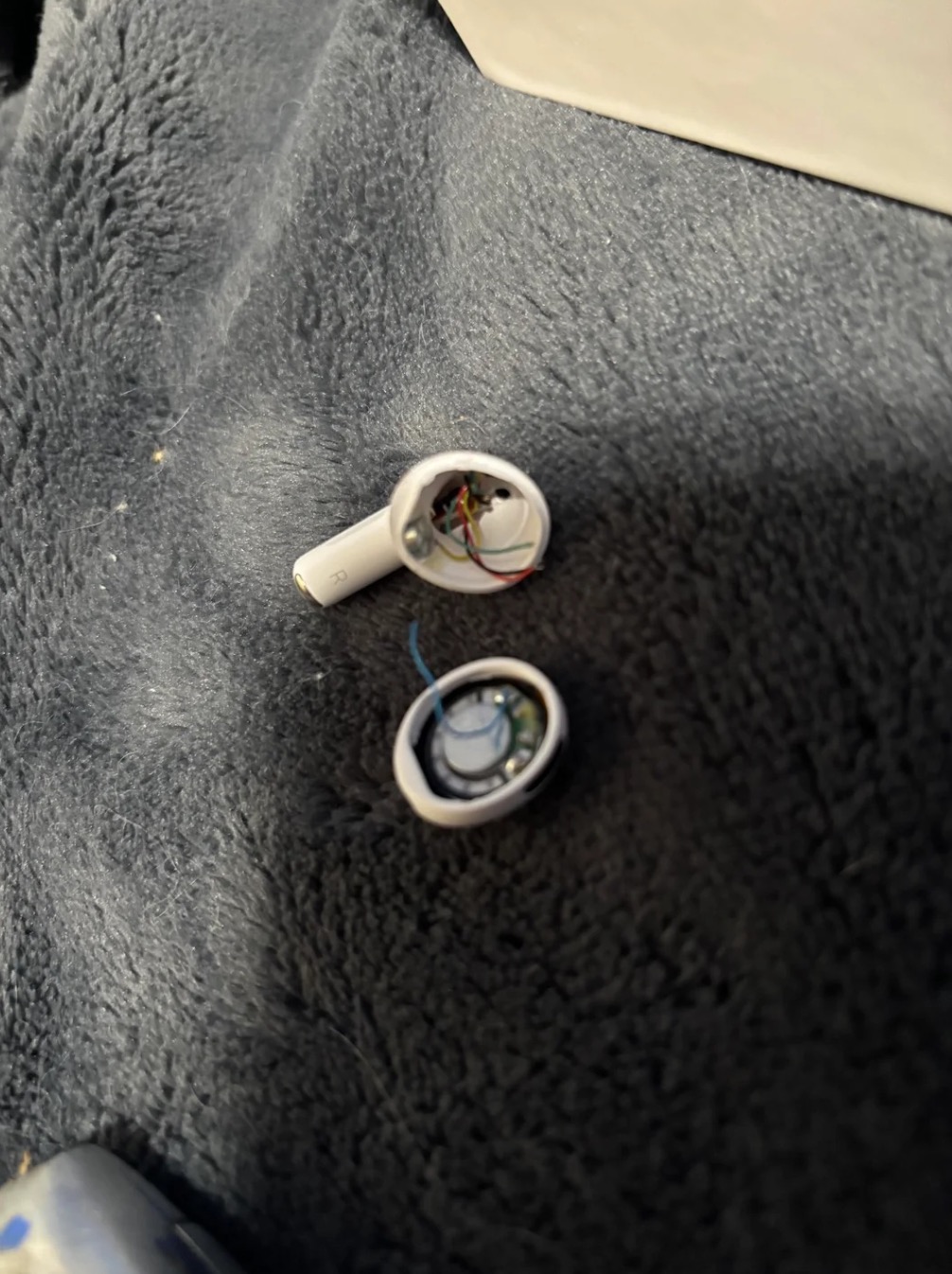 D&ugrave;ng AirPods Pro 3 m&atilde;i m&agrave; kh&ocirc;ng biết l&agrave; h&agrave;ng giả, đến khi tai nghe bị hỏng mới nhận ra - Ảnh 1.