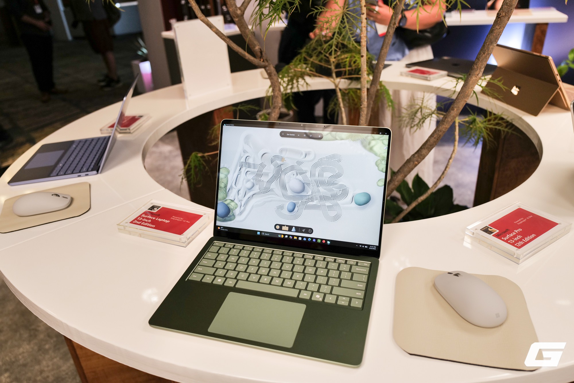 Dạo gian h&agrave;ng Microsoft tại Snapdragon Summit 2026: Giữa d&agrave;n Surface mới, đ&acirc;y mới l&agrave; t&iacute;nh năng t&ocirc;i thấy hấp dẫn nhất - Ảnh 2.