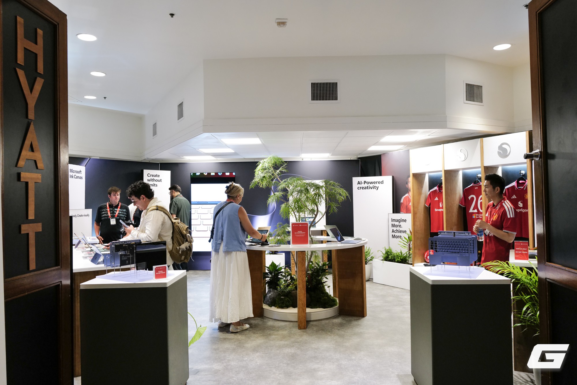 Dạo gian h&agrave;ng Microsoft tại Snapdragon Summit 2026: Giữa d&agrave;n Surface mới, đ&acirc;y mới l&agrave; t&iacute;nh năng t&ocirc;i thấy hấp dẫn nhất - Ảnh 1.
