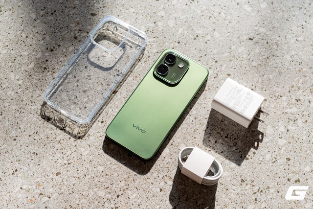 Tr&ecirc;n tay vivo V80 Lite 5G: Pin &ldquo;khủng&rdquo; 10.000 mAh nhưng th&acirc;n m&aacute;y vẫn đẹp, gọn g&agrave;ng hơn tưởng tượng- Ảnh 1.