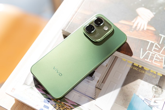 Tr&ecirc;n tay vivo V80 Lite 5G: Pin &ldquo;khủng&rdquo; 10.000 mAh nhưng th&acirc;n m&aacute;y vẫn đẹp, gọn g&agrave;ng hơn tưởng tượng- Ảnh 3.