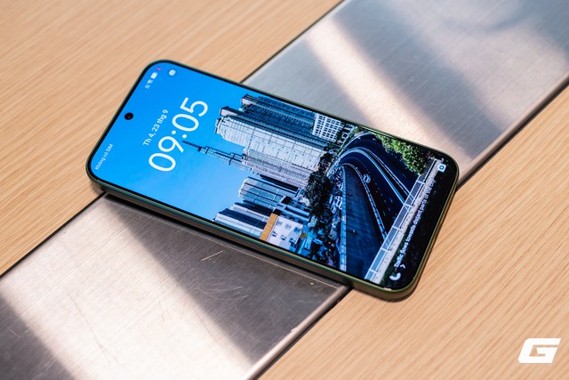 Tr&ecirc;n tay vivo V80 Lite 5G: Pin &ldquo;khủng&rdquo; 10.000 mAh nhưng th&acirc;n m&aacute;y vẫn đẹp, gọn g&agrave;ng hơn tưởng tượng- Ảnh 18.
