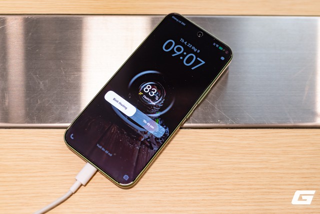 Tr&ecirc;n tay vivo V80 Lite 5G: Pin &ldquo;khủng&rdquo; 10.000 mAh nhưng th&acirc;n m&aacute;y vẫn đẹp, gọn g&agrave;ng hơn tưởng tượng- Ảnh 6.