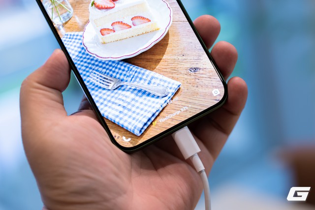 Tr&ecirc;n tay vivo V80 Lite 5G: Pin &ldquo;khủng&rdquo; 10.000 mAh nhưng th&acirc;n m&aacute;y vẫn đẹp, gọn g&agrave;ng hơn tưởng tượng- Ảnh 7.