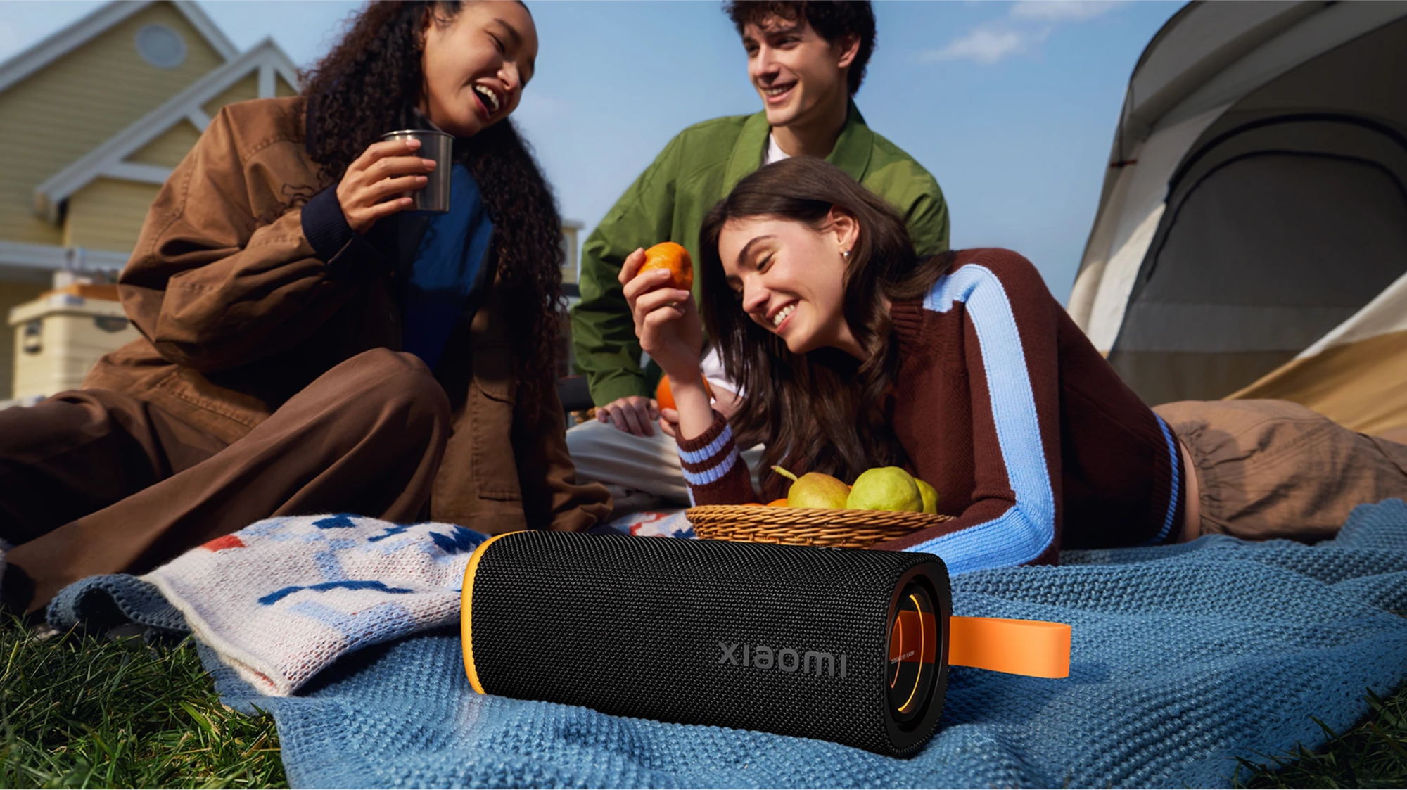 Xiaomi Sound Outdoor hay Sound Play: chọn loa mạnh 30W hay đ&egrave;n LED chill? - Ảnh 3.