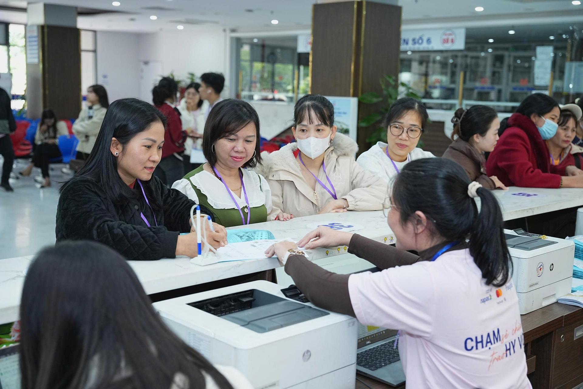 NAPAS, Mastercard, Payoo tầm soát ung thư cho phụ nữ dân tộc thiểu số - Ảnh 4. NAPAS, Mastercard, Payoo tầm soát ung thư cho phụ nữ dân tộc thiểu số - Ảnh 4.