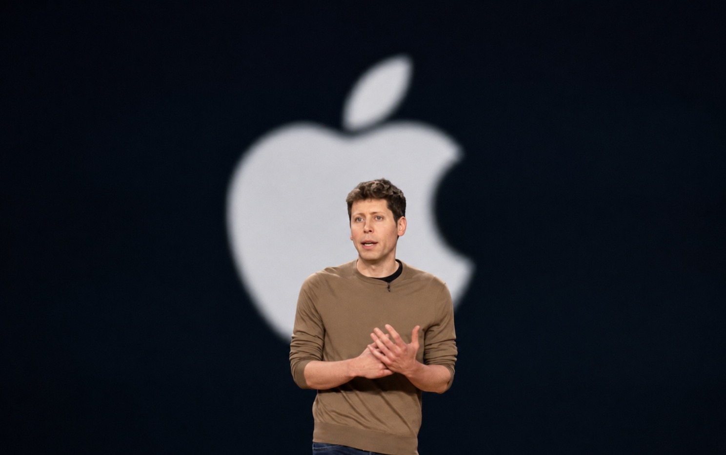 &ldquo;T&ocirc;i l&agrave; fan cuồng Apple&rdquo;: Sam Altman bất ngờ thổ lộ giữa l&uacute;c OpenAI bị Apple kiện - Ảnh 1.