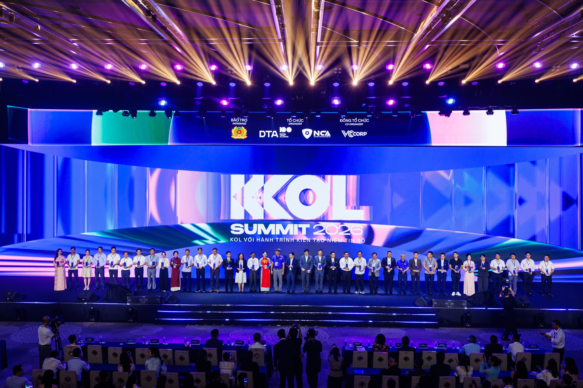 KOL Summit 2026: 34 CLB Niềm tin số v&agrave; 1.500 kh&aacute;ch mời k&yacute; cam kết đồng h&agrave;nh kiến tạo niềm tin số - Ảnh 15.