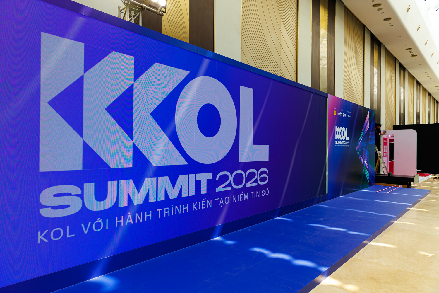 Ch&iacute;nh thức lộ diện s&acirc;n khấu KOL Summit 2026, thảm đỏ sẵn s&agrave;ng đ&oacute;n hơn 1.500 nghệ sĩ, KOL v&agrave; kh&aacute;ch mời - Ảnh 6.