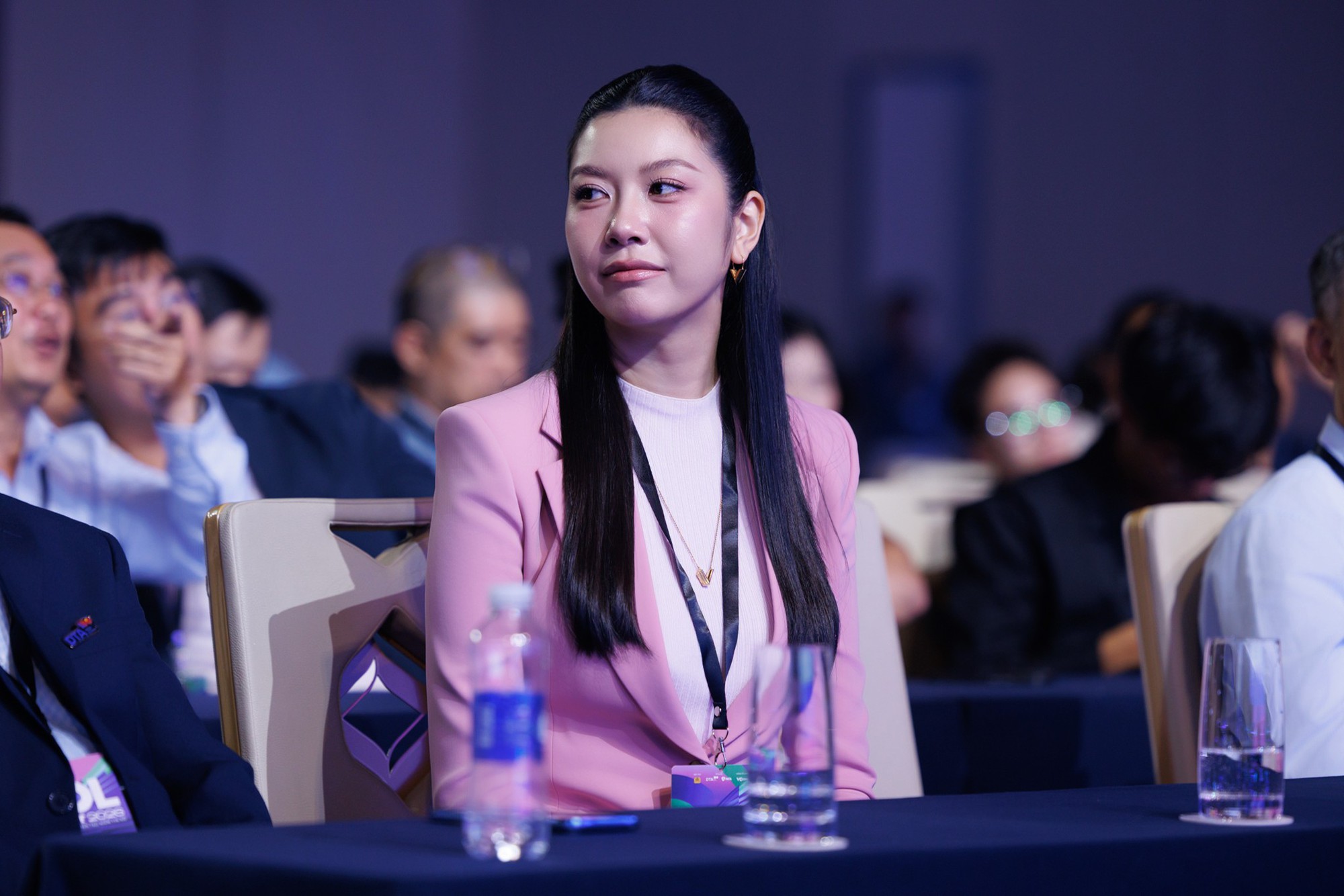 Thuỳ Anh - Chế Nguyễn Quỳnh Ch&acirc;u "đua" visual, vợ chồng Anh Đức v&agrave; loạt cặp đ&ocirc;i t&igrave;nh tứ xuất hiện tại KOL Summit 2026 - Ảnh 5.