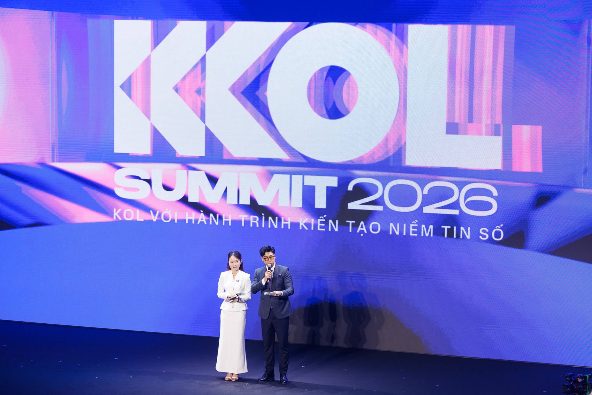 KOL Summit 2026: 34 CLB Niềm tin số v&agrave; 1.500 kh&aacute;ch mời k&yacute; cam kết đồng h&agrave;nh kiến tạo niềm tin số - Ảnh 17.