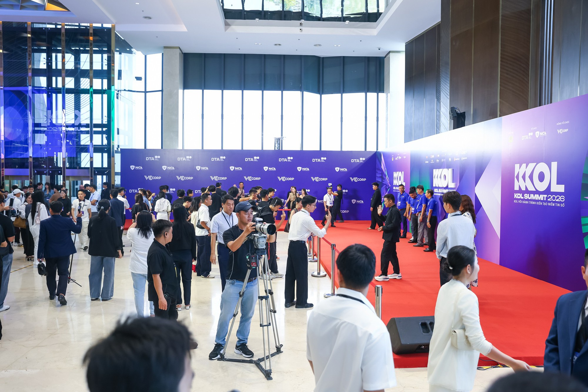 KOL Summit 2026: 34 CLB Niềm tin số v&agrave; 1.500 kh&aacute;ch mời k&yacute; cam kết đồng h&agrave;nh kiến tạo niềm tin số - Ảnh 26.