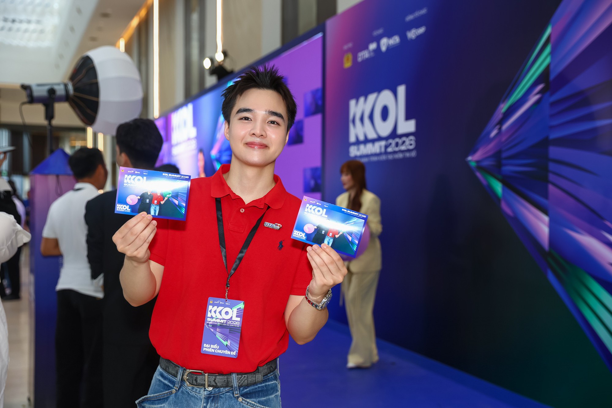 Thuỳ Anh - Chế Nguyễn Quỳnh Ch&acirc;u "đua" visual, vợ chồng Anh Đức v&agrave; loạt cặp đ&ocirc;i t&igrave;nh tứ xuất hiện tại KOL Summit 2026 - Ảnh 17.