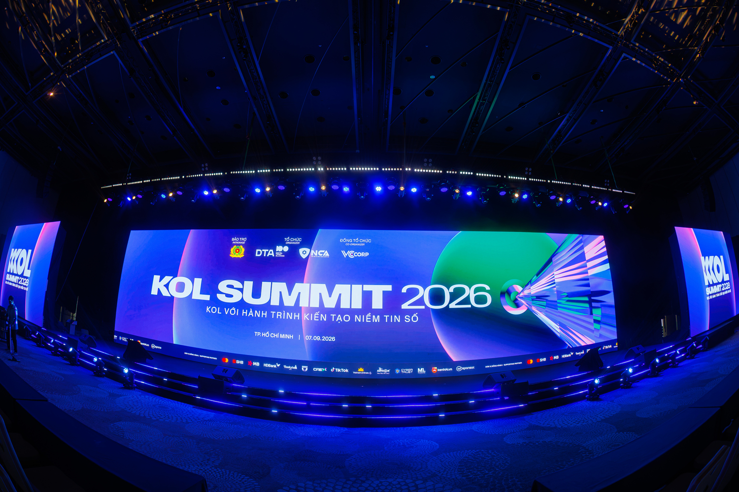 Ch&iacute;nh thức lộ diện s&acirc;n khấu KOL Summit 2026, thảm đỏ sẵn s&agrave;ng đ&oacute;n hơn 1.500 nghệ sĩ, KOL v&agrave; kh&aacute;ch mời - Ảnh 3.
