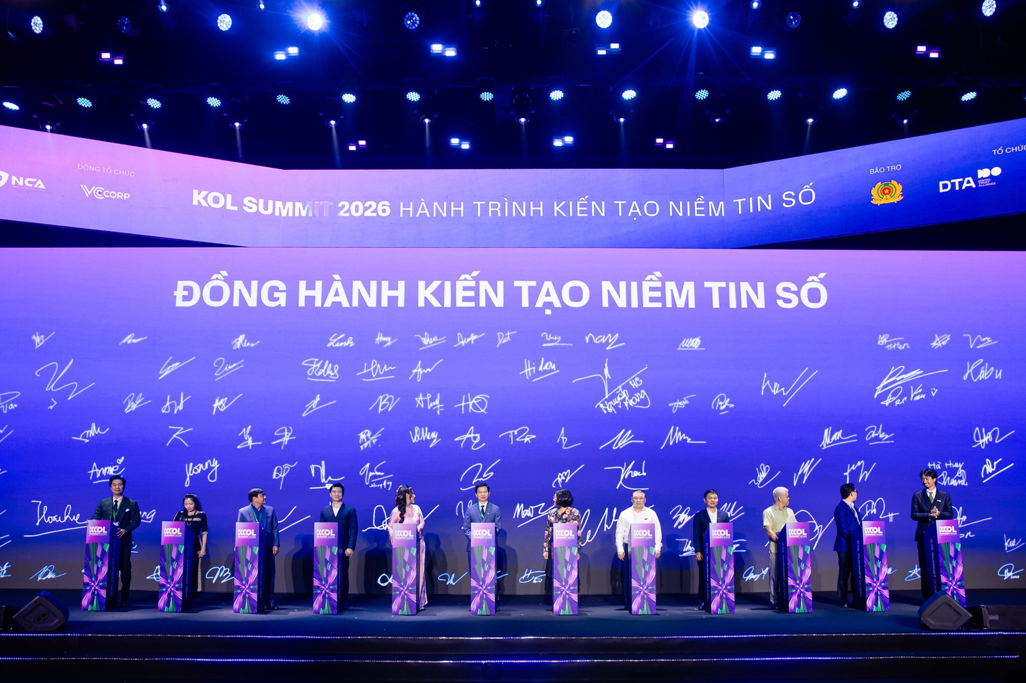 KOL Summit 2026: 34 CLB Niềm tin số v&agrave; 1.500 kh&aacute;ch mời k&yacute; cam kết đồng h&agrave;nh kiến tạo niềm tin số - Ảnh 5.