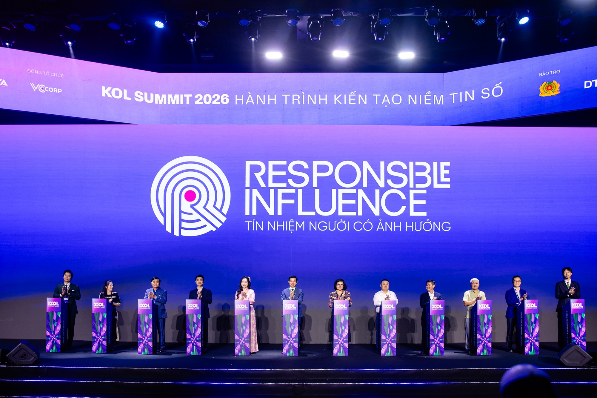 KOL Summit 2026: 34 CLB Niềm tin số v&agrave; 1.500 kh&aacute;ch mời k&yacute; cam kết đồng h&agrave;nh kiến tạo niềm tin số - Ảnh 4.